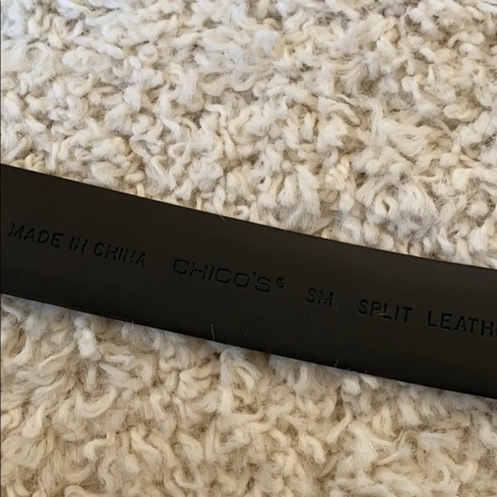 Chico’s black loop and hook belt leather size S/M